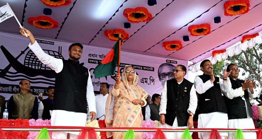 বক্তৃতার দরকার নেই, ইলেকশনে ছক্কা মেরে দিও: সাকিবকে প্রধানমন্ত্রী