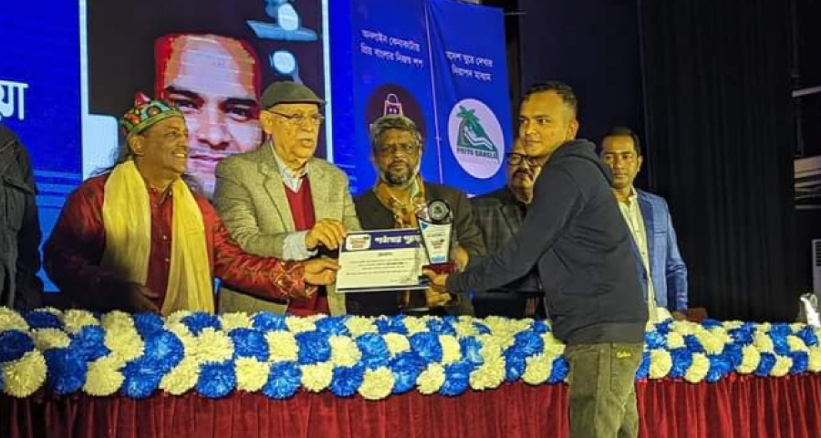 ‘প্রিয় বাংলা পাঠাগার পুরস্কার’ পেলেন চা বিক্রেতা হারুন