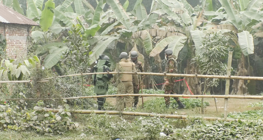 জামালপুরে পরিত্যাক্ত অবস্থায় পাওয়া মর্টার শেল নিরাপদ দূরত্বে নিয়ে নিষ্ক্রিয় করা হয়