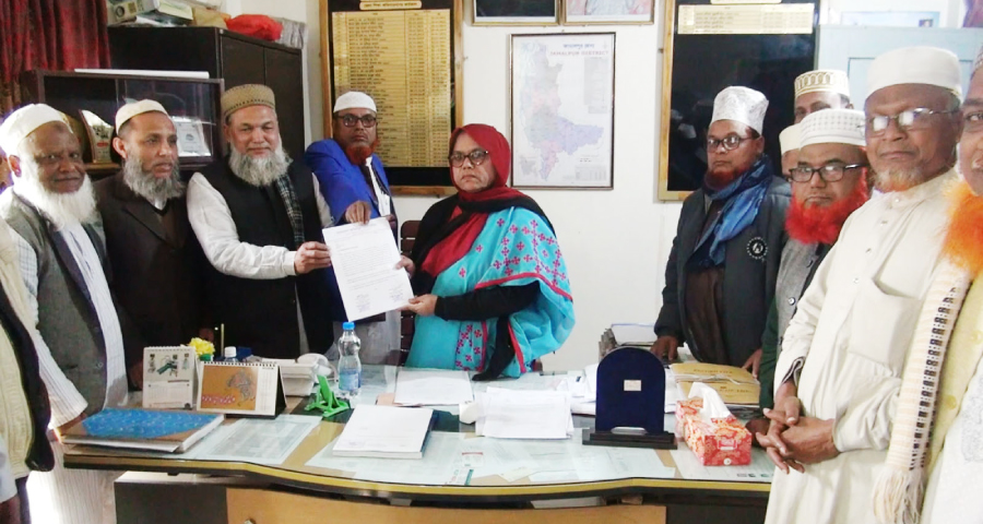 জামালপুরে মাদ্রাসার শিক্ষককে লাঞ্ছিতের ঘটনায় স্মারকলিপি প্রদান