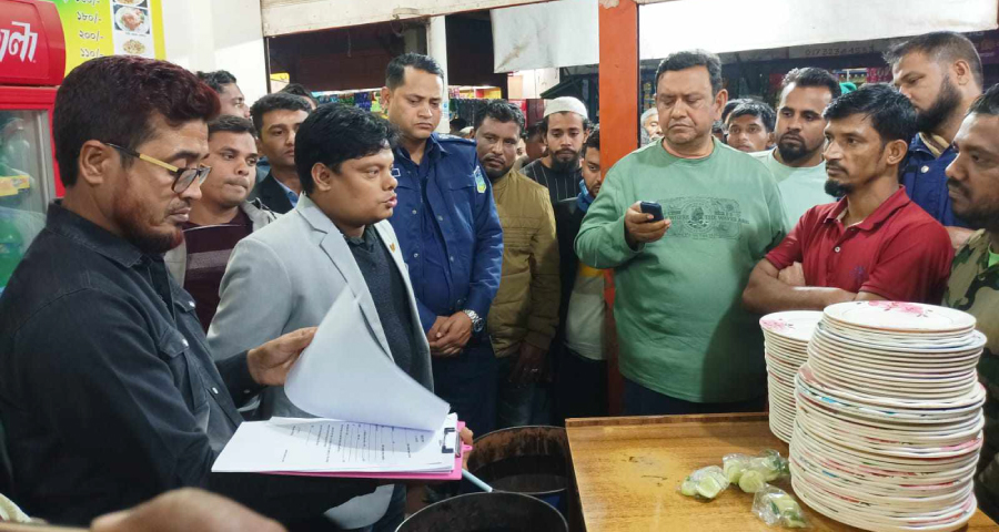 কাচ্চি বিরিয়ানি খেতে গিয়ে টিকটিকি পেল যুবক, হোটেল মালিককে জরিমানা