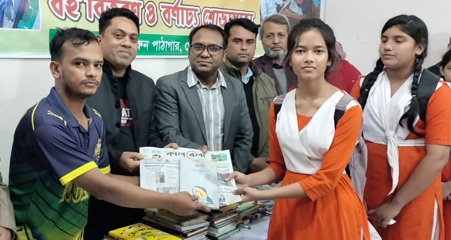 গ্রন্থাগার দিবসে শিক্ষার্থীদের বই উপহার দিলেন চা দোকানি