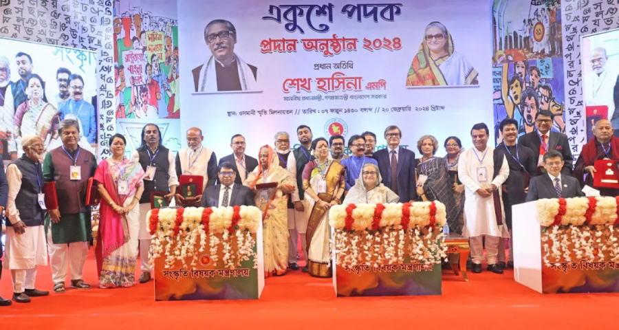 ২১ গুণীজনকে একুশে পদক দিলেন প্রধানমন্ত্রী