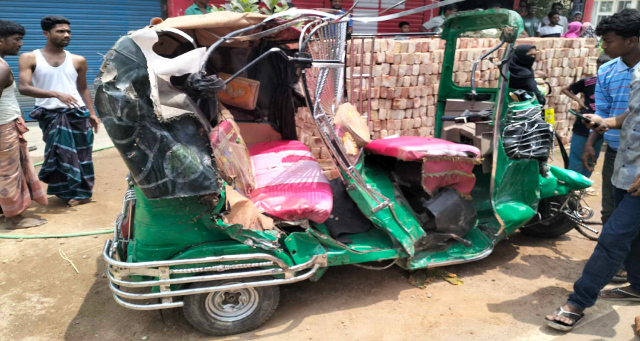 ময়মনসিংহে বাসের চাপায় অটোরিকশার দুই যাত্রী নিহত
