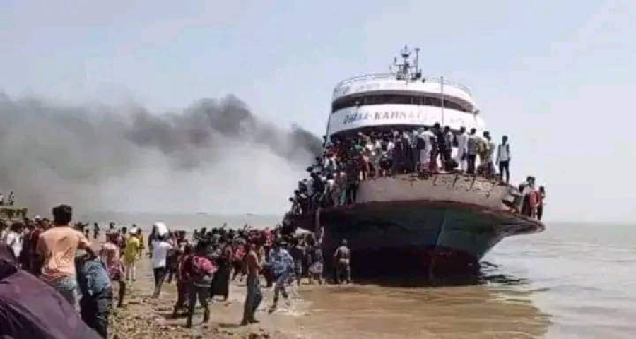 চলন্ত কর্ণফুলী-৩ লঞ্চে আগুন, নদীতে ঝাঁপ দিলেন যাত্রীরা