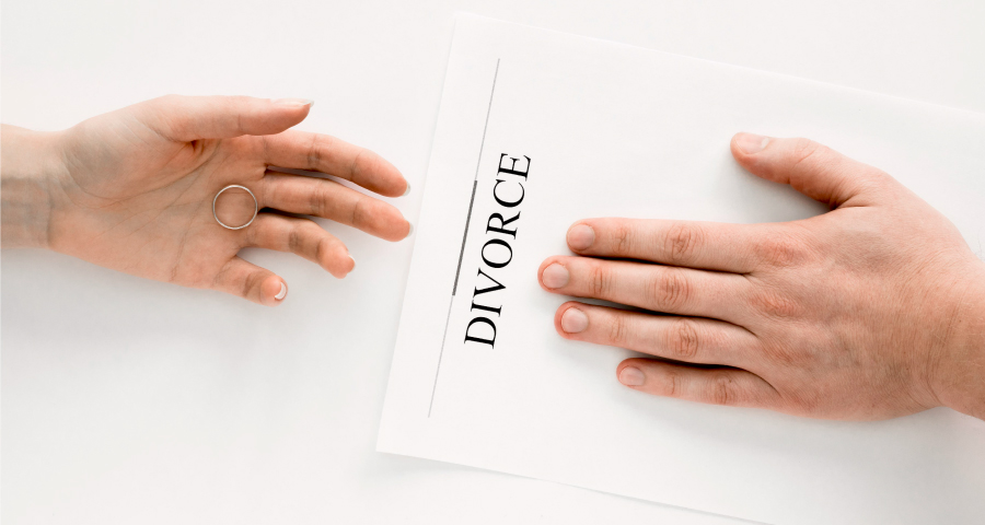 আইনজীবীর ভুলে ২১ বছরের সংসার ভাঙল মাত্র ২১ মিনিটে!