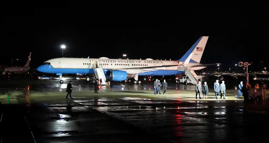 মার্কিন প্রেসিডেন্টের উড়োজাহাজ এয়ার ফোর্স ওয়ানে চুরি