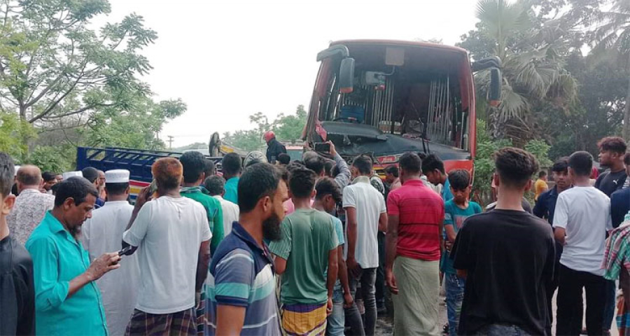 ফরিদপুরে বাস-পিকআপ সংঘর্ষে নিহত ১৩