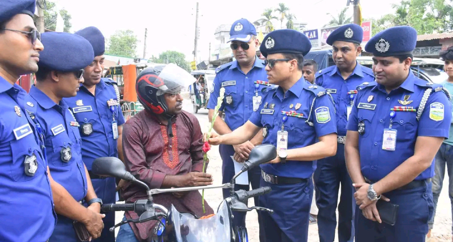 নো হেলমেট নো ফুয়েল’ কার্যক্রম: শেরপুরে চালকদের ফুল ও হেলমেট দিলেন পুলিশ সুপার