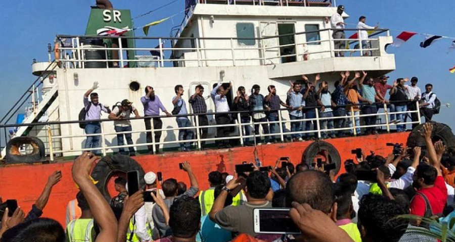 চট্টগ্রাম বন্দরে এমভি আবদুল্লাহর নাবিকেরা