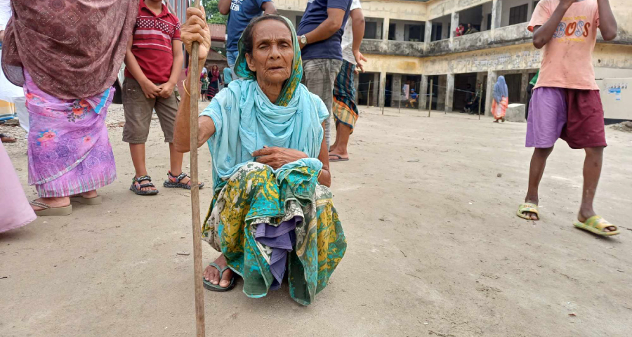 লাঠিতে ভর দিয়ে এসে ভোট দিলেন ৭৫  বছরের বৃদ্ধা
