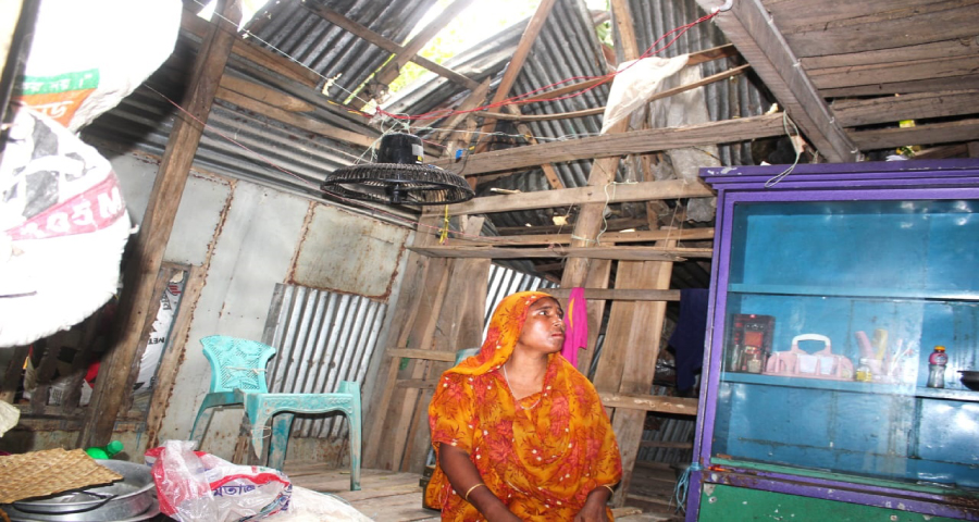 ঘর ভেঙ্গে যাওয়ায় কষ্টে জীবন যাপন করছেন ‘‘জয়তুন বিবি’’