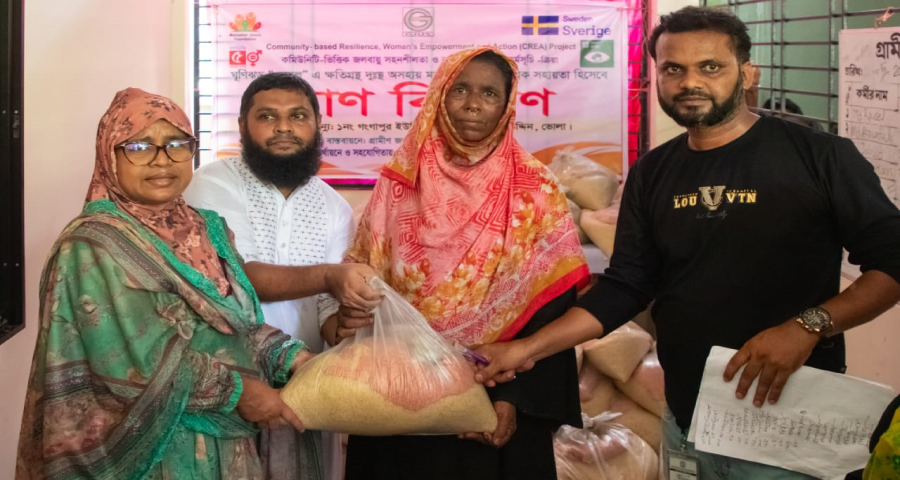 বোরহানউদ্দিনে ঘূর্ণিঝড় রেমালে ক্ষতিগ্রস্থ পরিবারের মধ্যে ত্রাণ বিতরণ