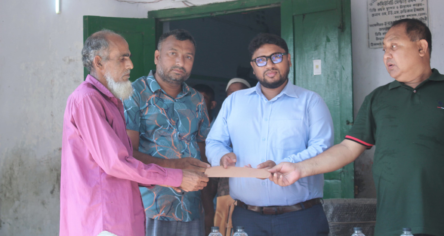 বোরহানউদ্দিনে ঘূর্ণিঝড়ে ক্ষতিগ্রস্থদের আর্থিক সহায়তা