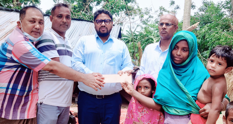 ঘূর্ণিঝড় রিমালের তান্ডবে গৃহহীনদের পাশে দাঁড়ালেন ইউএনও রায়হান উজ্জামান