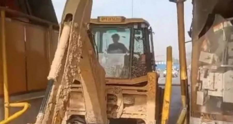টোল ফি চাওয়ায় টোল প্লাজাই ভেঙে দিলেন বুলডোজার চালক