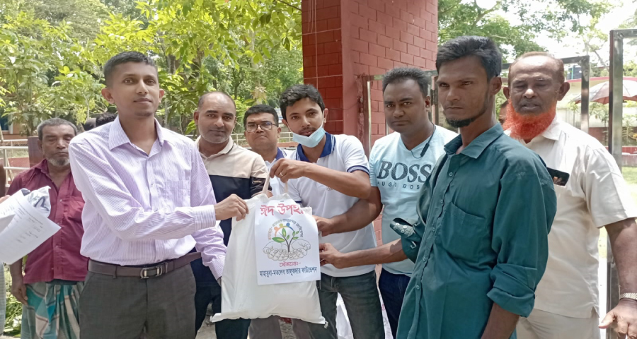 ঈদ উপলক্ষে রেমালে ক্ষতিগ্রস্তদের মাঝে খাদ্য বিতরণ করলো মাহাবুবা মতলেব তালুকদার ফাউন্ডেশন ৷