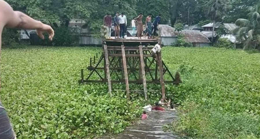 বরগুনায় বরযাত্রী নিয়ে সেতু ভেঙে মাইক্রোবাস খালে, নিহত ৭