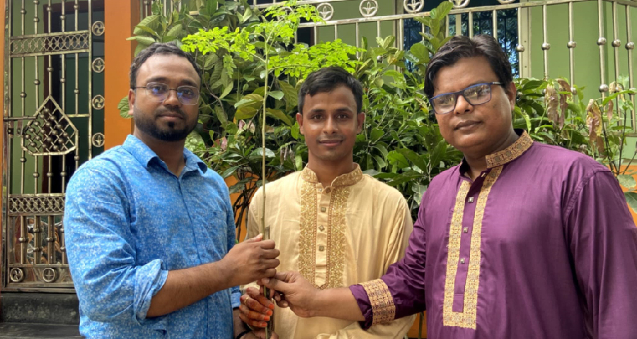 বৌভাত অনুষ্ঠানে বরকে দেয়া হয়েছে বৃক্ষ উপহার