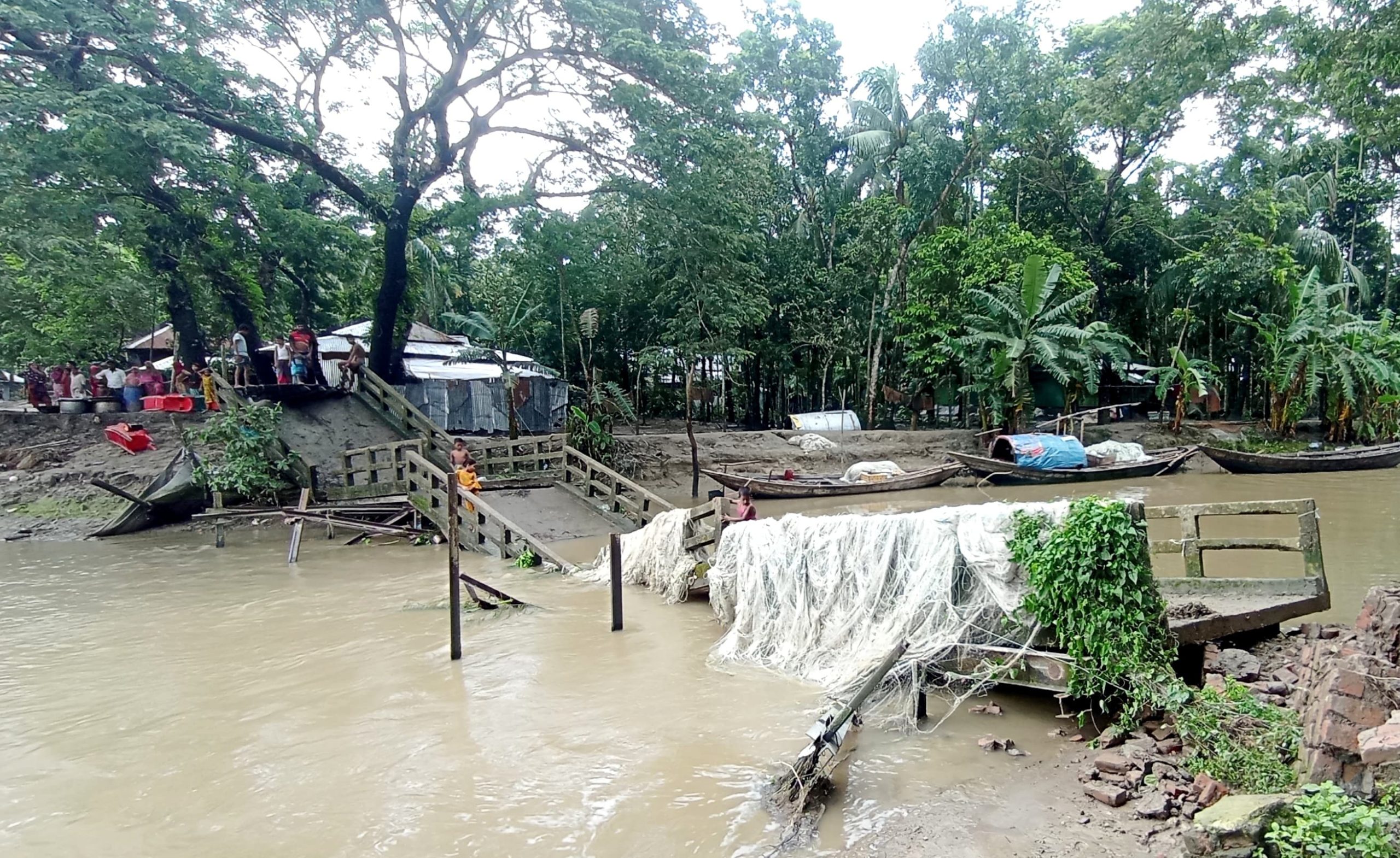 ব্রিজ ভেঙ্গে দূর্ভোগে তিন গ্রামের মানুষ