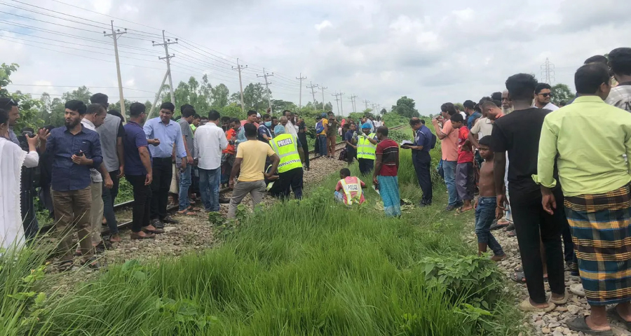 নরসিংদীতে ট্রেনে কাটা পড়ে ৫ জন নিহত