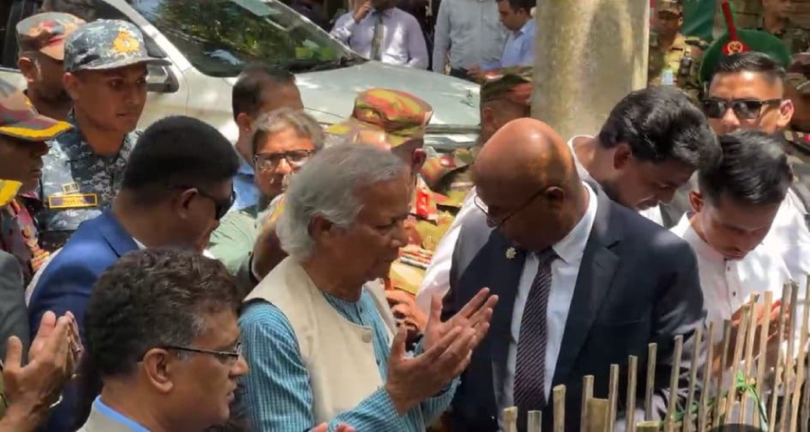 আবু সাঈদের কবর জিয়ারত করলেন ড. ইউনূস