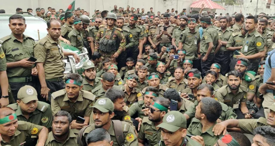 নতুন পোশাকে ফিরছে আনসার