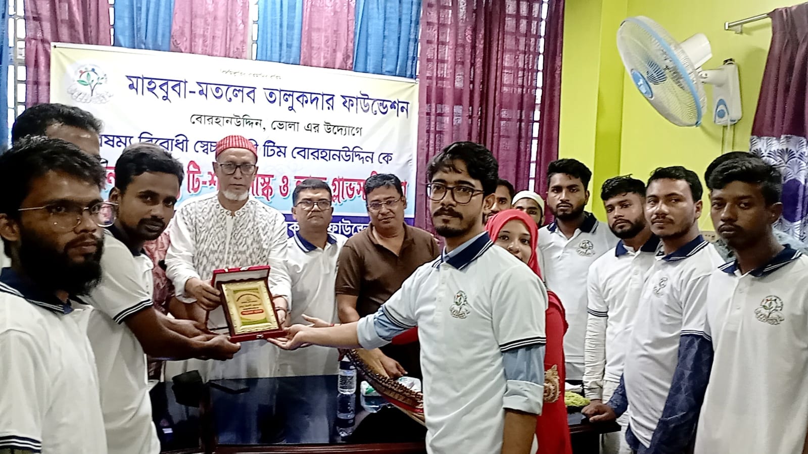 বোরহানউদ্দিনে বৈষম্য বিরোধী স্বেচ্ছাসেবী টিমকে সম্মাননা স্মারক প্রদান