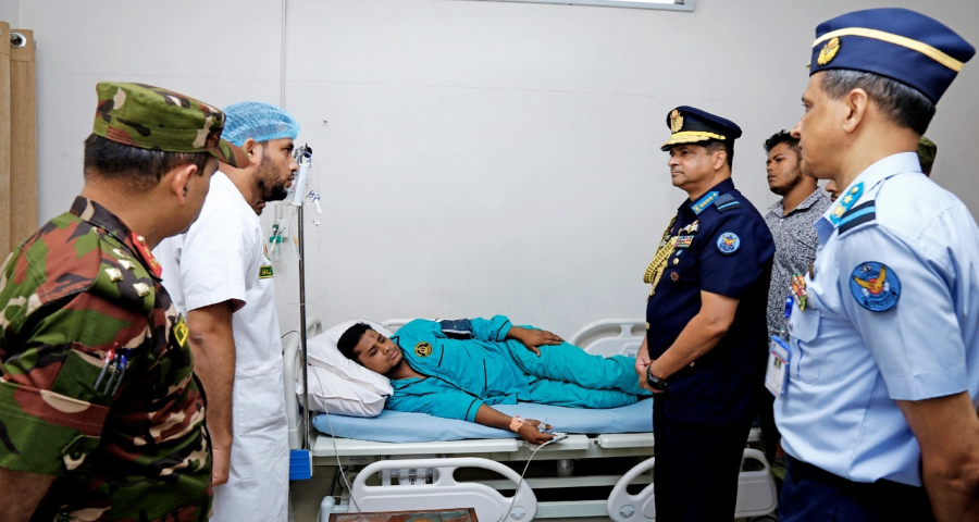 হাসনাতকে দেখতে গেলেন বিমান বাহিনী প্রধান