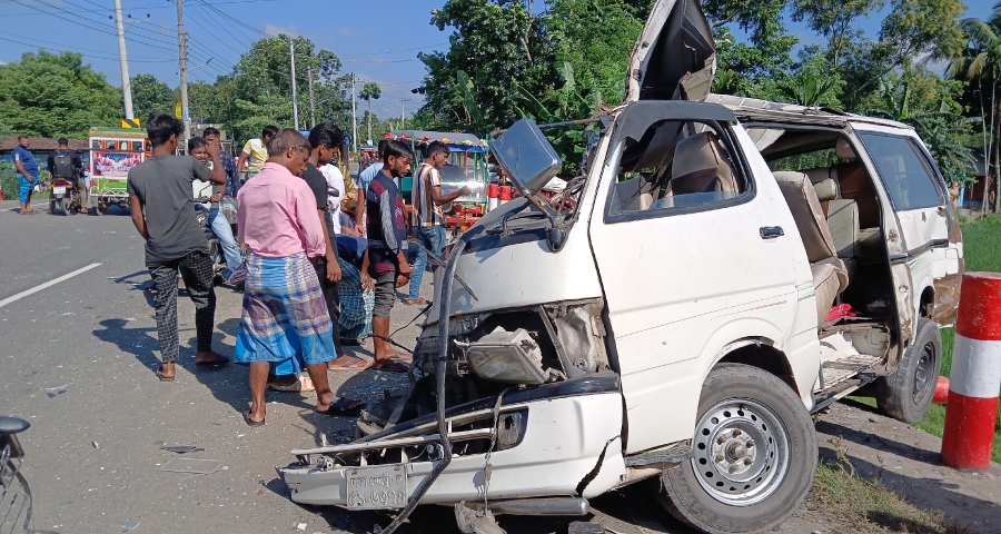 শেরপুরে দুই মাইক্রোবাসের মুখোমুখি সংঘর্ষে ১৭ জন আহত