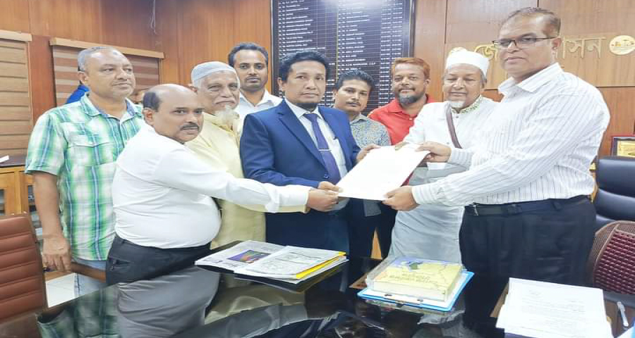 ভোলায় জেলা প্রশাসকের হাতে নাগরিক কমিটির  স্মারকলিপি প্রদান।