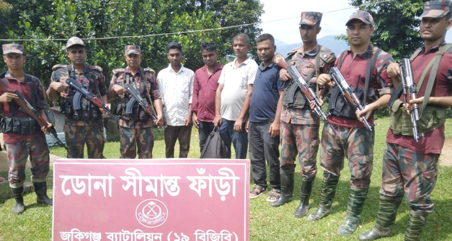 আ.লীগ নেতার সহায়তায় ভারতে অনুপ্রবেশের সময় আটক ৪