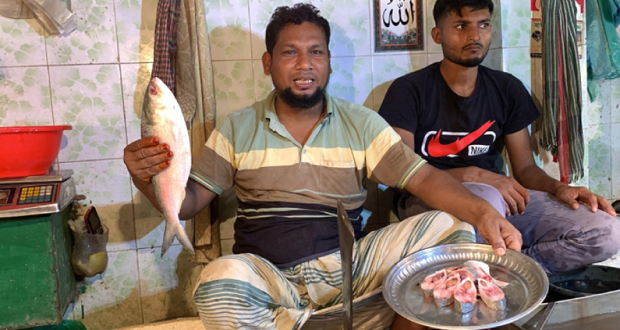 ইলিশের দেশেই টুকরো করে বিক্রি হচ্ছে ইলিশ