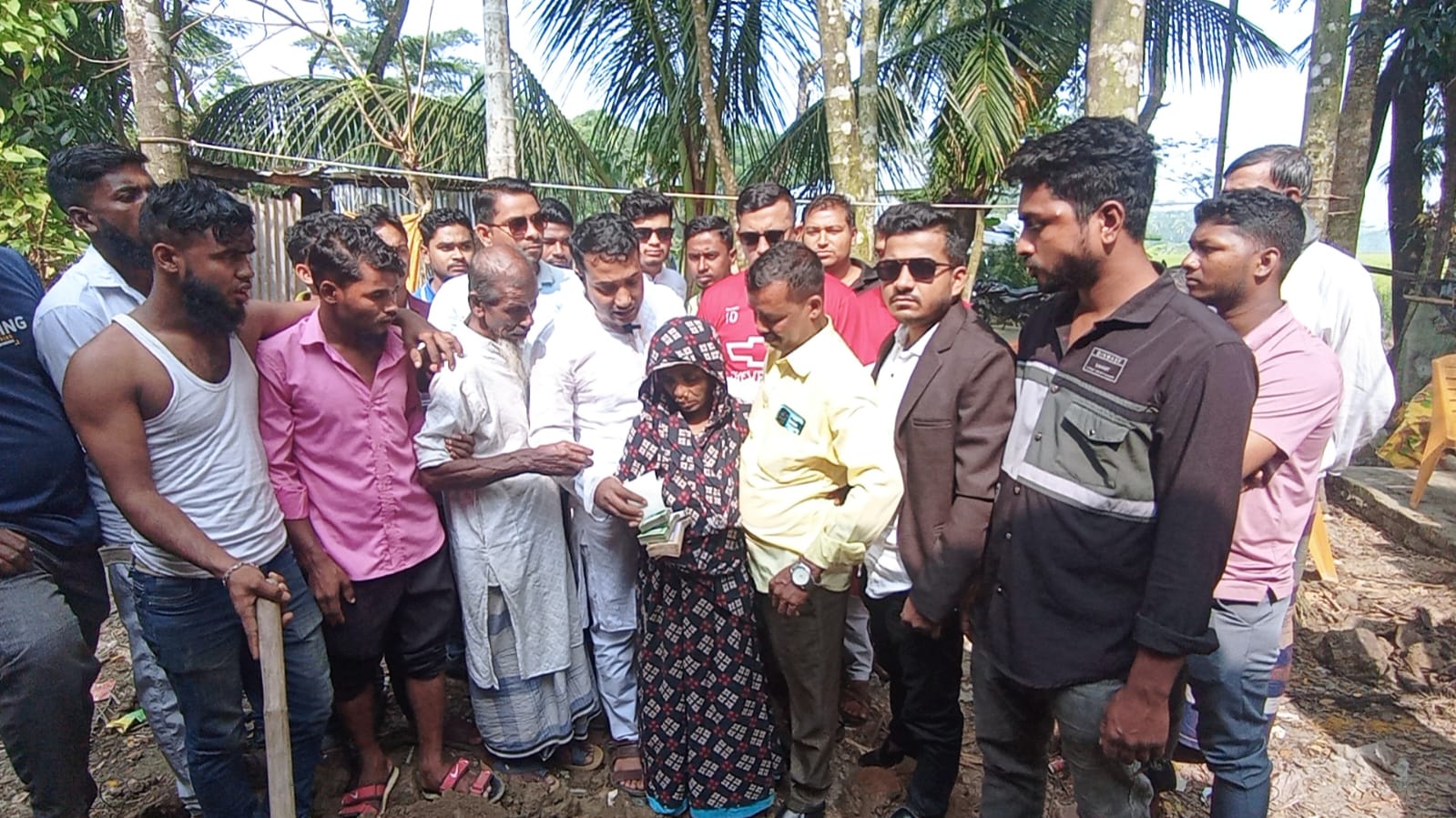 বোরহানউদ্দিনে ঘর নির্মাণে নিহত দুই শহীদ পরিবারকে ৭ লাখ টাকা প্রদান