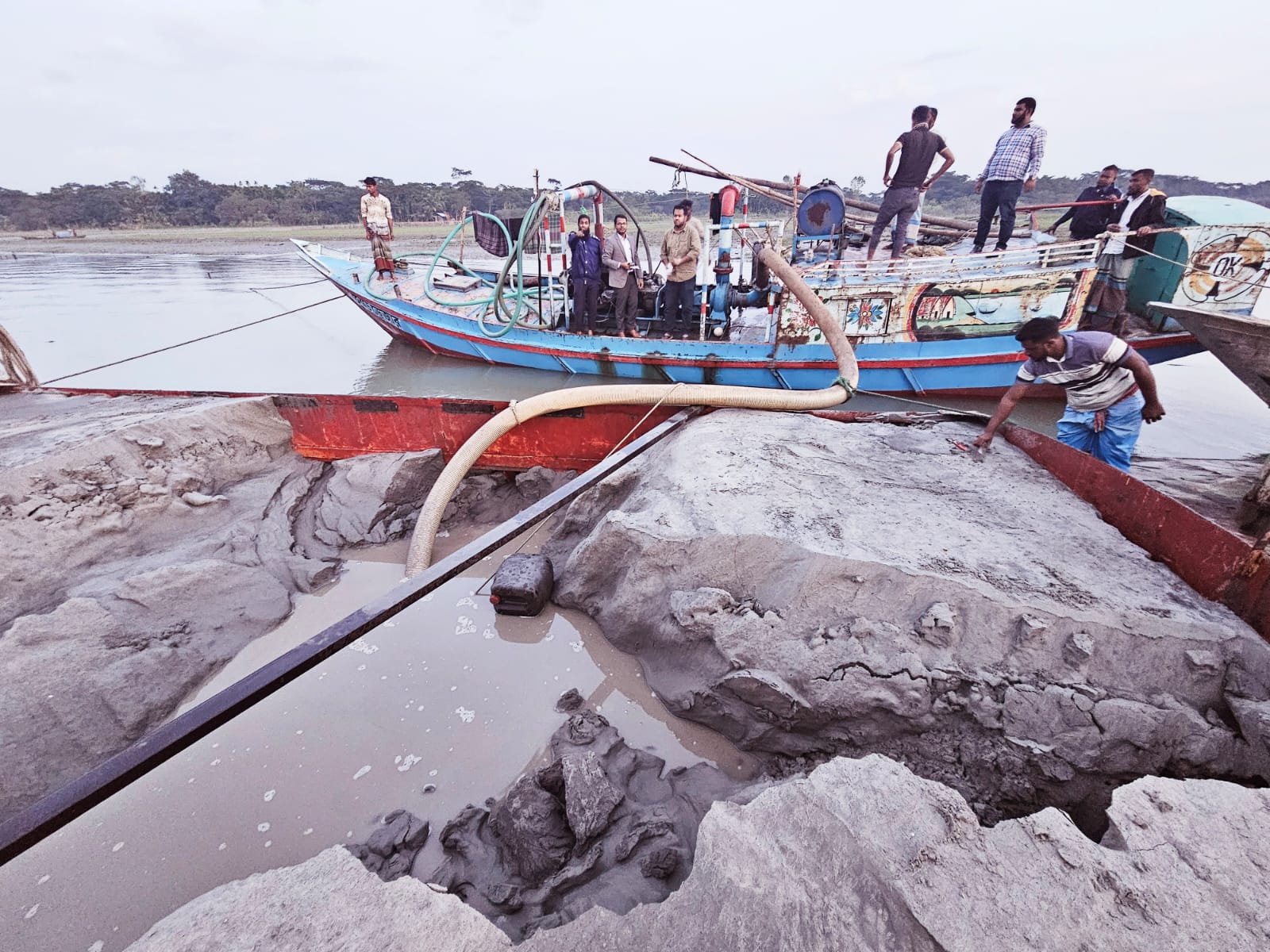 বোরহানউদ্দিনে অবৈধভাবে বালু উত্তোলনের দায়ে আটক-১, ড্রেজার ও বলগেট জব্দ 