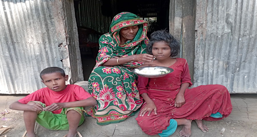 স্বামী ও দুই প্রতিবন্ধী সন্তানকে নিয়ে বিলকিছ বেগমের মানবেতর জীবন