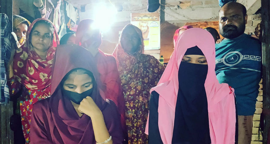 বিয়ের দাবিতে যুবকের বাড়িতে অনশনে বসেছেন দুই তরুণী