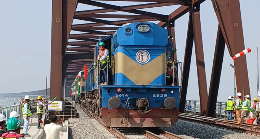 বঙ্গবন্ধু রেলসেতুতে চলল প্রথম ট্রায়াল ট্রেন