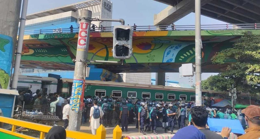 মহাখালীতে ট্রেনে ইট ছুড়েছেন শিক্ষার্থীরা, রক্তাক্ত শিশুসহ অনেকে