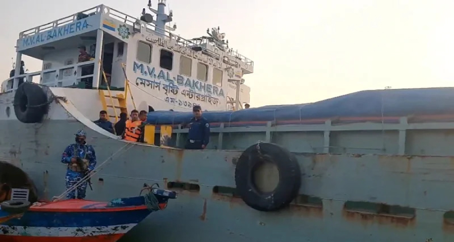 চাঁদপুরে জাহাজ থেকে ৫ জনের মরদেহ উদ্ধার